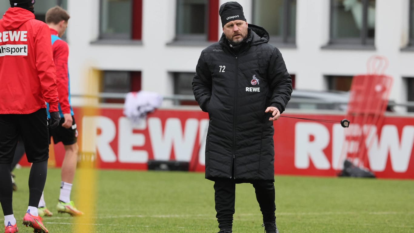 Steffen Baumgart beim Training am Dienstag: Der FC-Trainer hat sich mit dem Coronavirus infiziert.