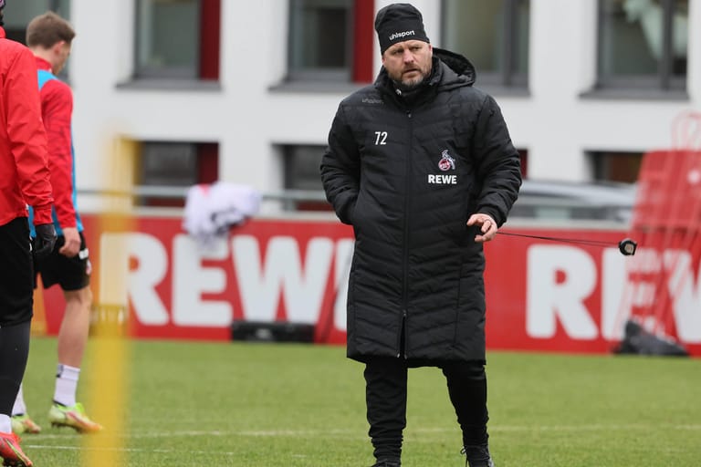 Steffen Baumgart beim Training am Dienstag: Der FC-Trainer hat sich mit dem Coronavirus infiziert.