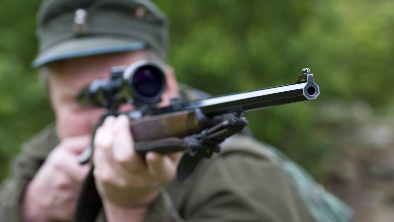 Mann zielt mit einem Gewehr: Auch in Deutschland sei das unberechtigte Jagen aktuell ein Problem, sagt Torsten Reinwald vom Deutschen Jagdverband.