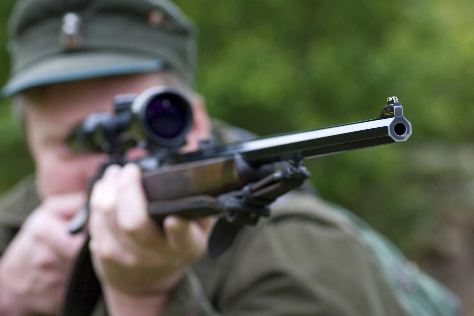 Mann zielt mit einem Gewehr: Auch in Deutschland sei das unberechtigte Jagen aktuell ein Problem, sagt Torsten Reinwald vom Deutschen Jagdverband.