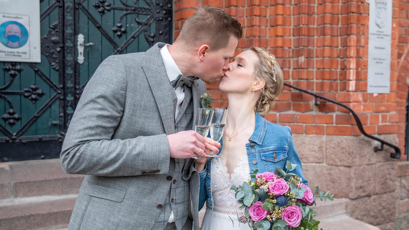 Das frisch getraute Brautpaar Lorentzen küsst sich nach ihrer Hochzeit: Der 02.02. ist für sie ein ganz besonderes Datum.