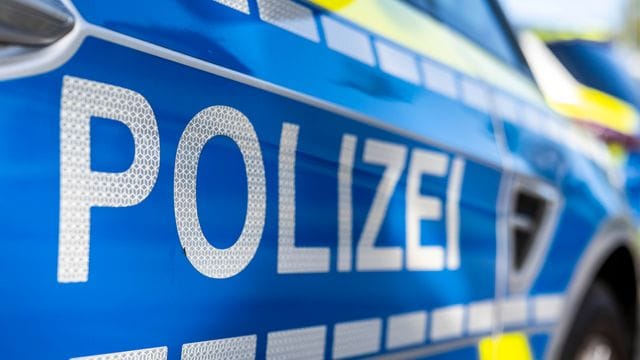 An der Tür von einem Streifenwagen steht der Schriftzug "Polizei" (Symbolbild): Bisher konnten keine Tatverdächtigen gefasst werden.