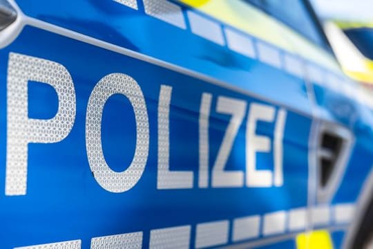 An der Tür von einem Streifenwagen steht der Schriftzug "Polizei" (Symbolbild): Bisher konnten keine Tatverdächtigen gefasst werden.