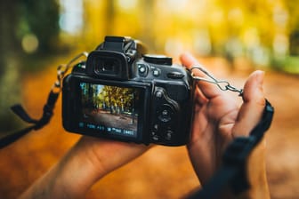 Digitalkamera mit Motiv (Symbolbild): Fotoequipment kann sehr teuer sein. Aber braucht es deswegen eine Kameraversicherung?