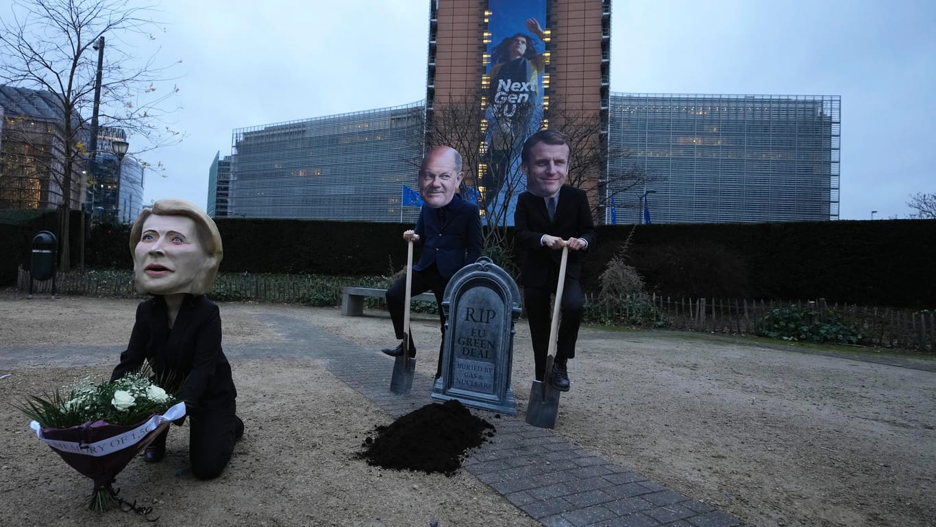 Von der Leyen, Scholz und Macron tragen den Klimaschutz zu Grabe: Klimaaktivisten kritisieren die EU-Politik in Brüssel.