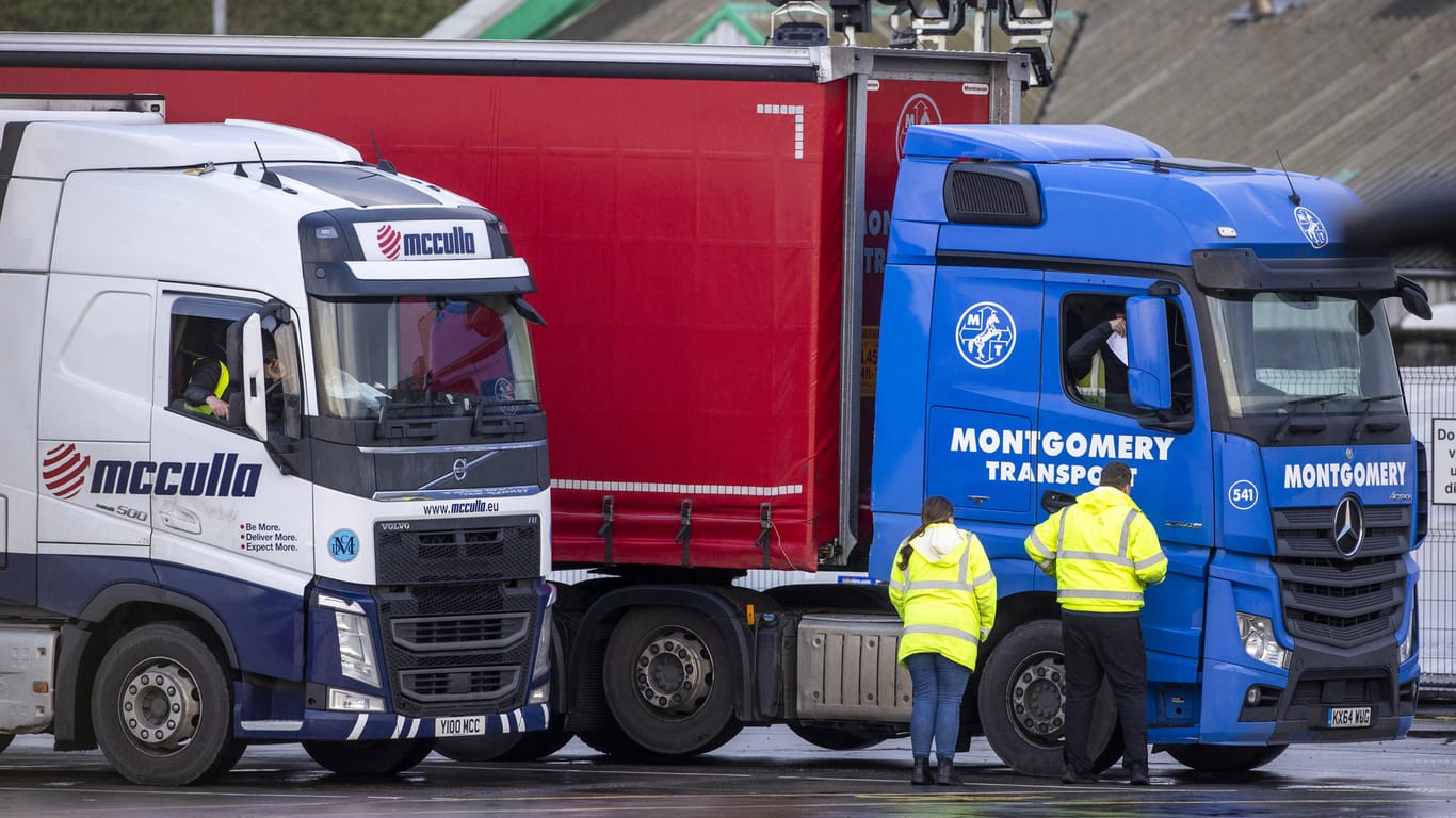 Nordirland: Mitarbeiter der nordirischen Grenzübergangsstelle (POE) des Landwirtschaftsministeriums prüfen die Papiere eines Lastwagenfahrers.
