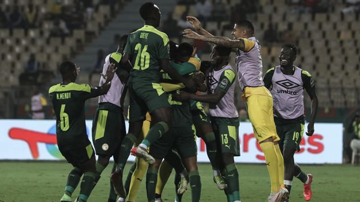 Die Spieler aus dem Senegal jubeln.