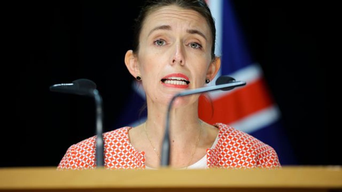 Neuseelands Premierministerin Jacinda Ardern musste ihre Hochzeit wegen neuer Coronavirus-Restriktionen im Land verschieben.