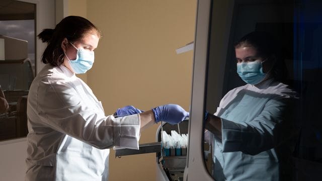 Die Corona-Neuinfektionen in Deutschland erreichen einen neuen Höchststand. Die Corona-Neuinfektionen in Deutschland erreichen einen neuen Höchststand.