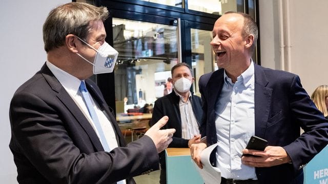 CSU-Chef Markus Söder (l) und CDU-Chef Friedrich Merz treffen sich im Bundestag. CSU-Chef Markus Söder (l) und CDU-Chef Friedrich Merz treffen sich im Bundestag.