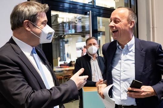 CSU-Chef Markus Söder (l) und CDU-Chef Friedrich Merz treffen sich im Bundestag.