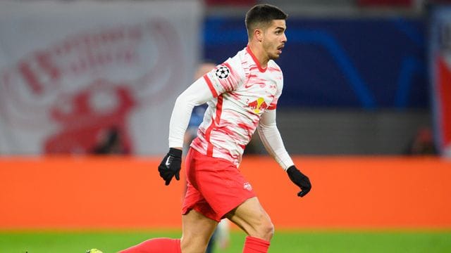 André Silva spielt den Ball.