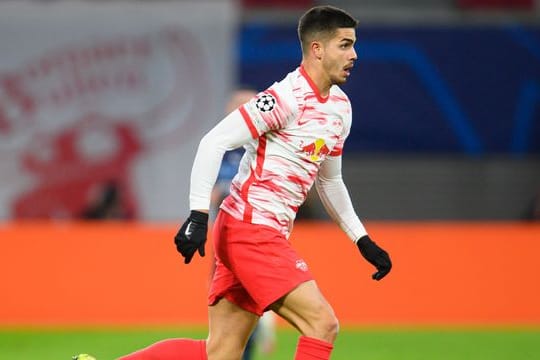 André Silva spielt den Ball.