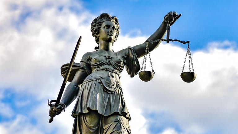 Justitia mit Waage und Schwert: In Münster wurde ein wichtiges Urteil gefällt.