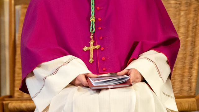 Wie reagiert die Kirche auf das Münchner Missbrauchsgutachten und die Falschaussage von Papst Benedikt?. Wie reagiert die Kirche auf das Münchner Missbrauchsgutachten und die Falschaussage von Papst Benedikt?.