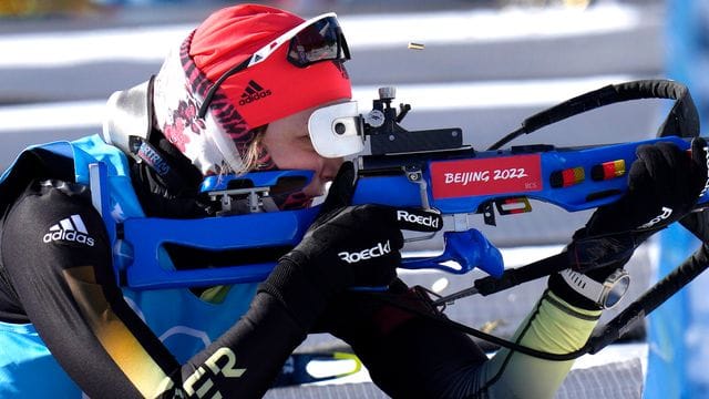 Franziska Preuss im Biathlonzentrum beim liegend Anschlag in Aktion.