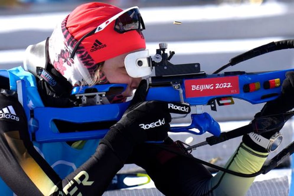 Franziska Preuss im Biathlonzentrum beim liegend Anschlag in Aktion.