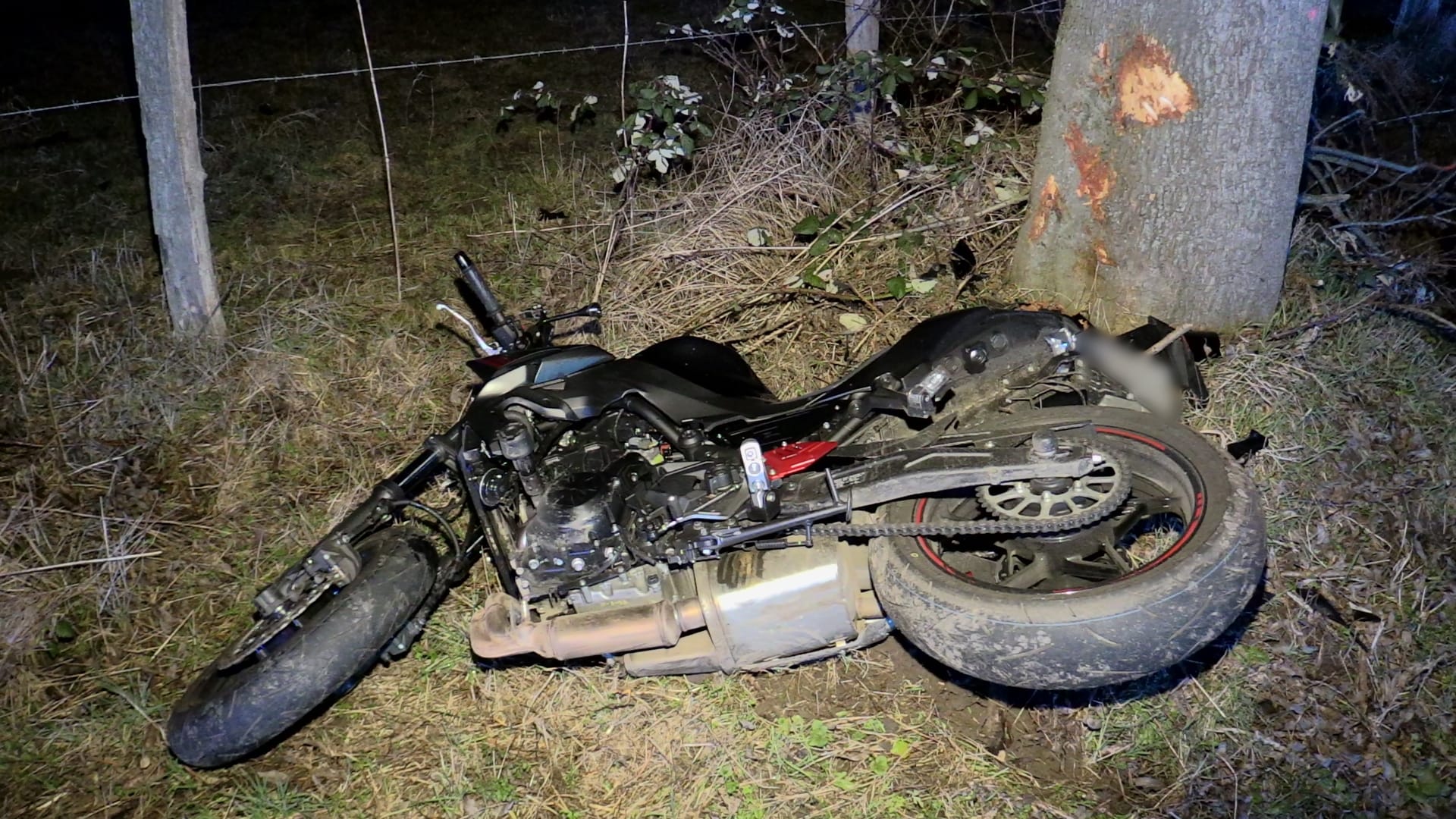 Verunglücktes Motorrad: Die Fahrerin des Rads musste in ein Krankenhaus gebracht werden.