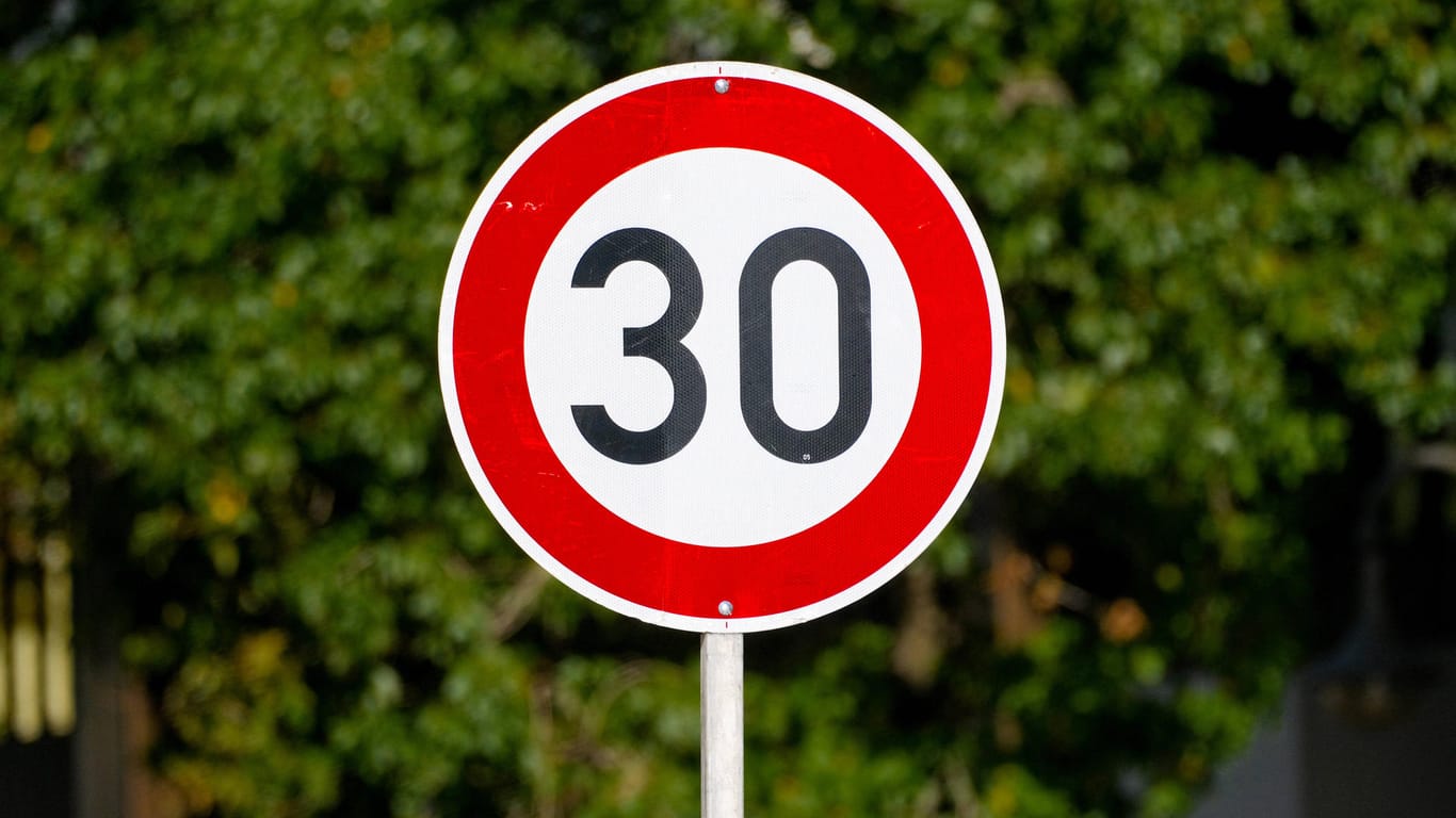 Ein Tempo-30-Schild vor einem Baum (Symbolbild): Zusätzlich zu den bereits existierenden Tempo-30-Zonen will Leipzig in drei Stadtgebieten einen größeren Versuch starten.