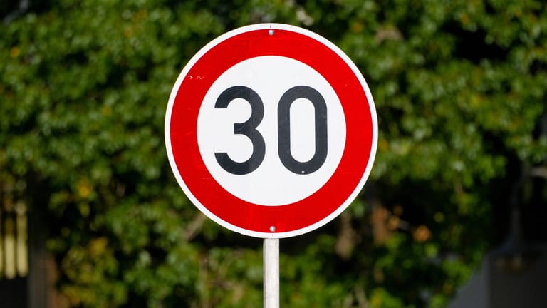 Ein Tempo-30-Schild vor einem Baum (Symbolbild): Der Gemeinderat in Stuttgart soll über die Teilnahme am Tempo-30-Pilotprojekt entscheiden.