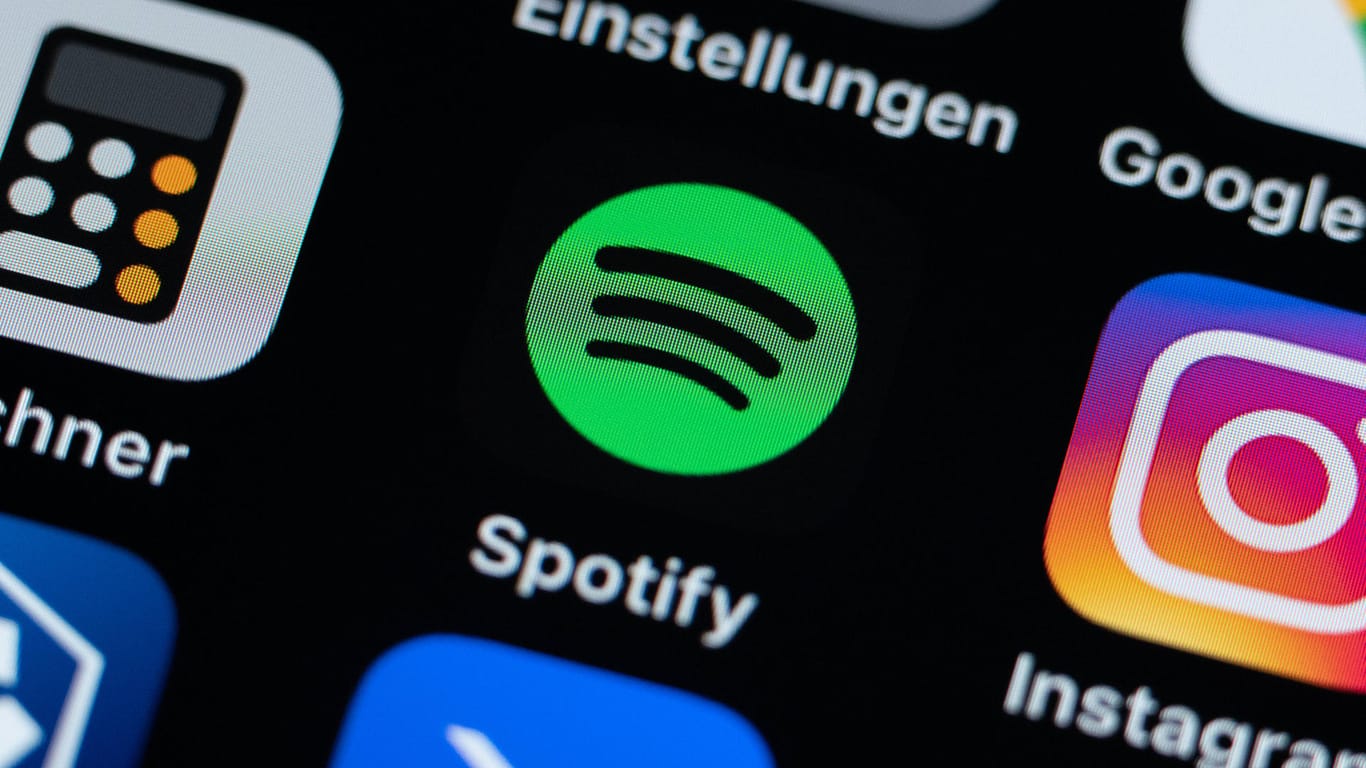 Die Spotify-App auf dem Smartphone (Symbolbild): Der Streamingdienst hat seine Prognose für das laufende Quartal verfehlt.