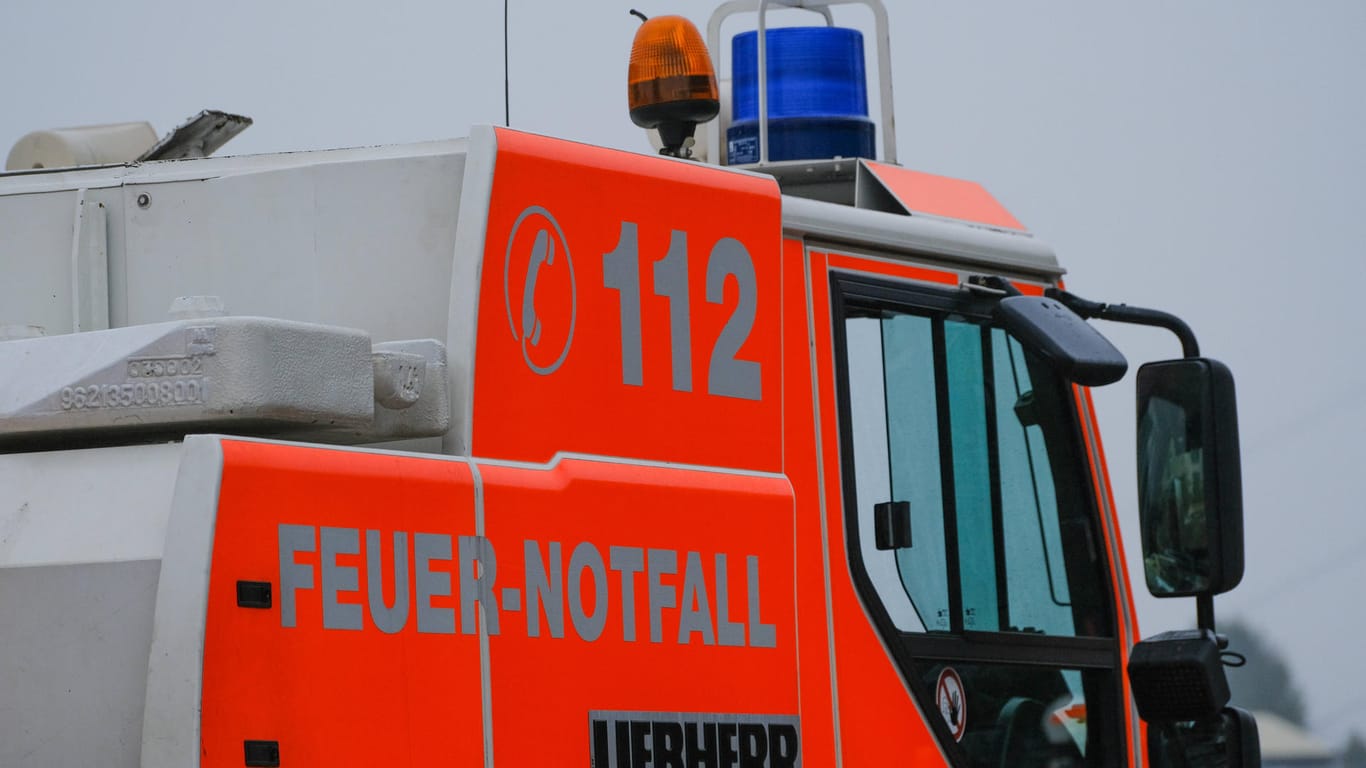 Einsatzfahrzeug der Feuerwehr (Symbolbild): Die Feuerwehr war mit 60 Einsatzkräften vor Ort.