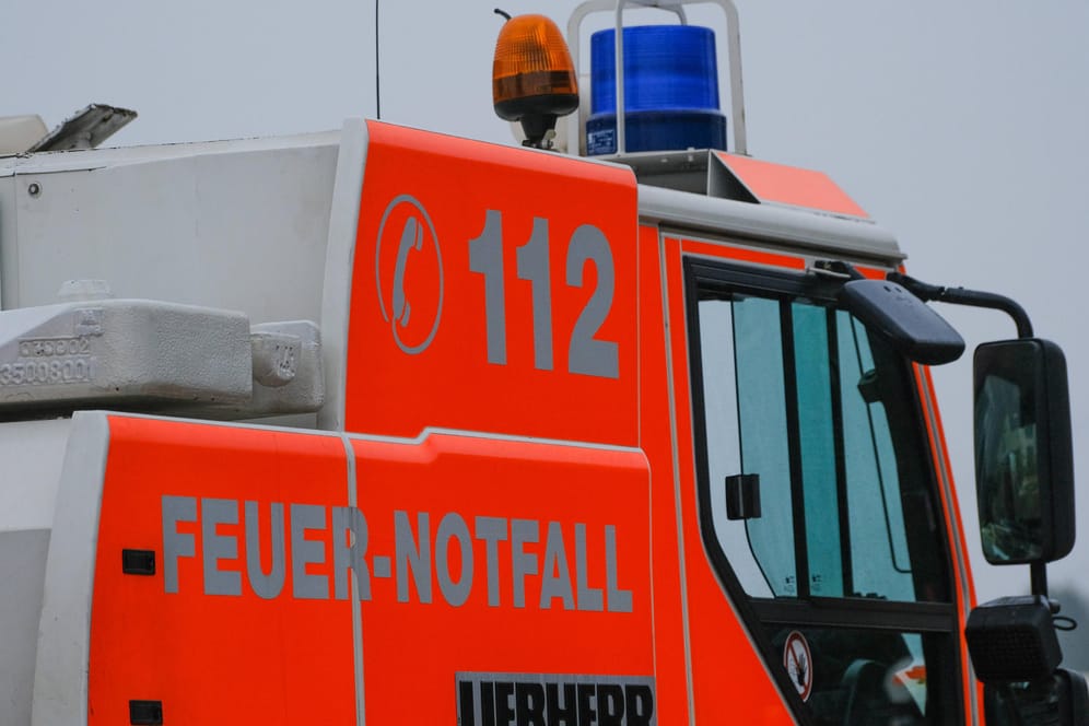 Einsatzfahrzeug der Feuerwehr (Symbolbild): Die Feuerwehr war mit 60 Einsatzkräften vor Ort.