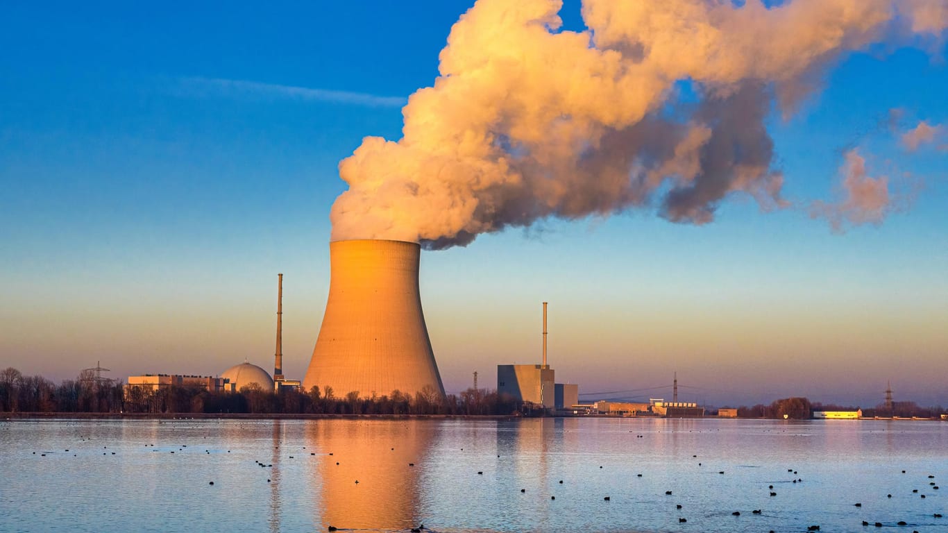 Das Kernkraftwerk Isar 2 in Bayern (Archiv): Investitionen in neue Gas- und Atomkraftwerke sollen in der EU künftig unter bestimmten Auflagen als klimafreundlich gelten.