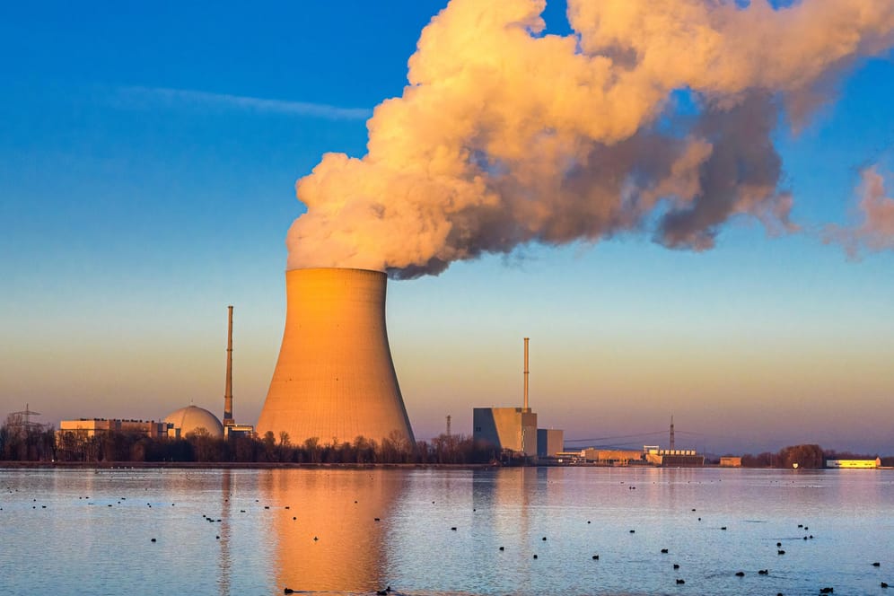 Das Kernkraftwerk Isar 2 in Bayern (Archiv): Investitionen in neue Gas- und Atomkraftwerke sollen in der EU künftig unter bestimmten Auflagen als klimafreundlich gelten.
