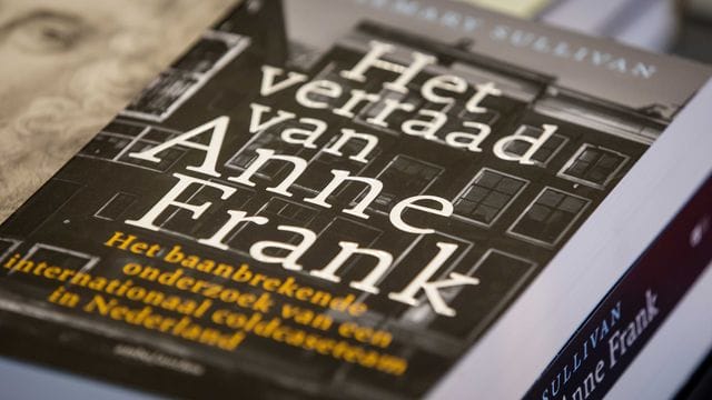 Das Cover des Buches "Het verraad van Anne Frank" ("Der Verrat von Anne Frank") von Rosemarie Sullivan. Das Cover des Buches "Het verraad van Anne Frank" ("Der Verrat von Anne Frank") von Rosemarie Sullivan.