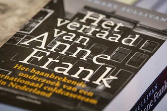 Das Cover des Buches "Het verraad van Anne Frank" ("Der Verrat von Anne Frank") von Rosemarie Sullivan.