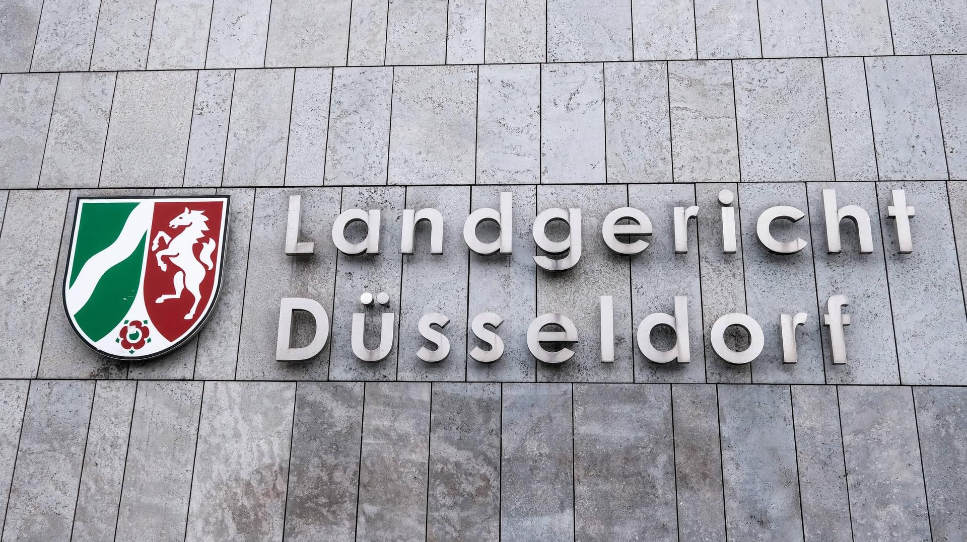 Schriftzug am Landgericht Düsseldorf (Archivbild): War der Sturz versuchter Totschlag? Schriftzug am Landgericht Düsseldorf (Archivbild): War der Sturz versuchter Totschlag?