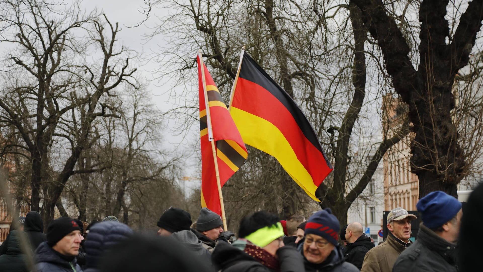 Demonstration in der Oberlausitz: Bei Protesten gegen die Corona-Maßnahmen treten immer wieder Vertreter rechtsextremer Gruppen in Erscheinung. Demonstration in der Oberlausitz: Bei Protesten gegen die Corona-Maßnahmen treten immer wieder Vertreter rechtsextremer Gruppen in Erscheinung.