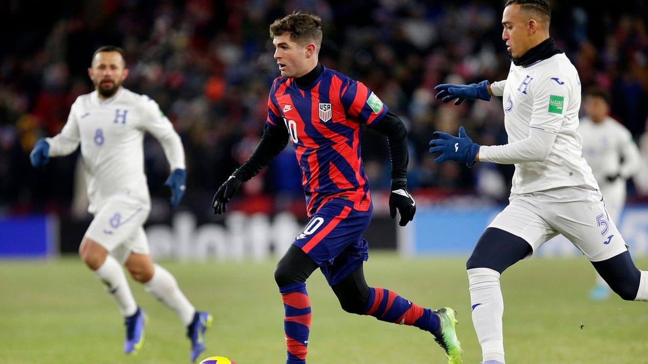 US-Stürmer Christian Pulisic (10) kontrolliert den Ball zwischen Alfredo Mejia (8) und Devron Garcia aus Honduras. US-Stürmer Christian Pulisic (10) kontrolliert den Ball zwischen Alfredo Mejia (8) und Devron Garcia aus Honduras.