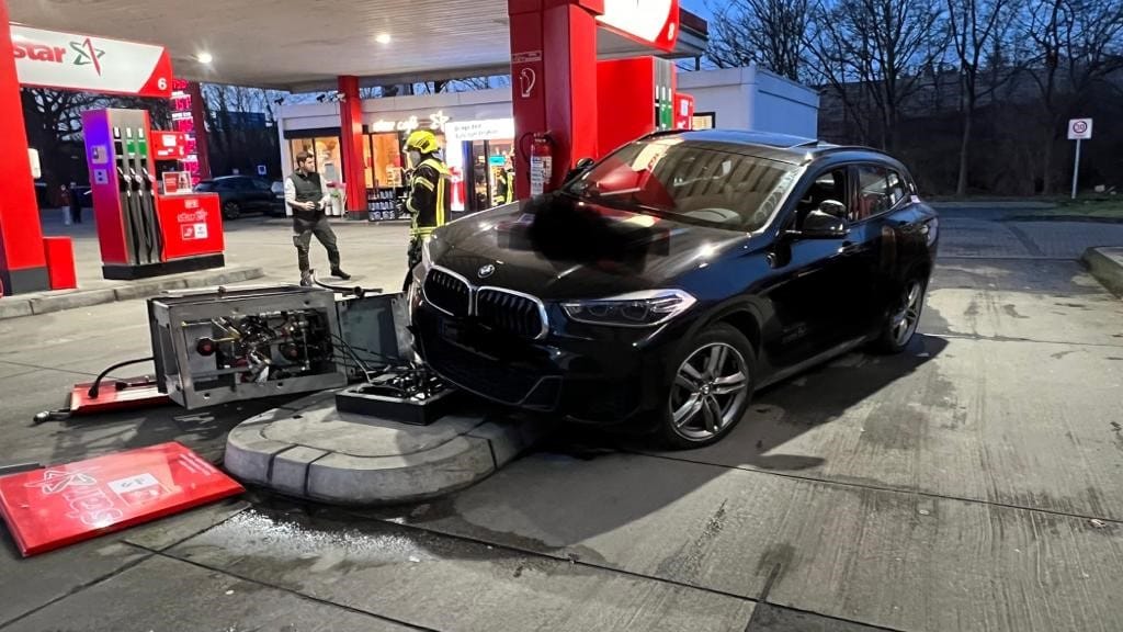 Das Auto an der Tankstelle: Die Unfallursache wird noch ermittelt. Das Auto an der Tankstelle: Die Unfallursache wird noch ermittelt.