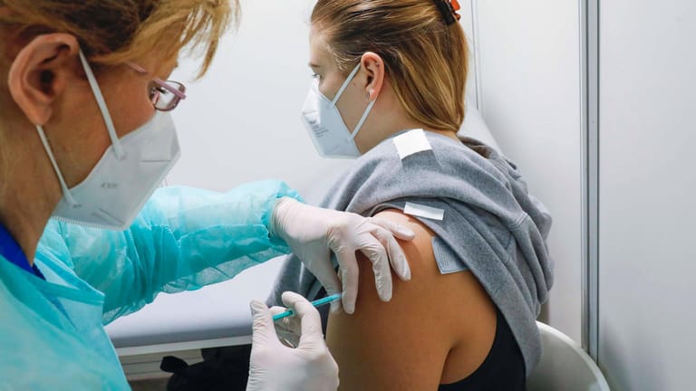 Corona-Impfung: Kommt bald der vierte Piks gegen SARS-CoV-2?