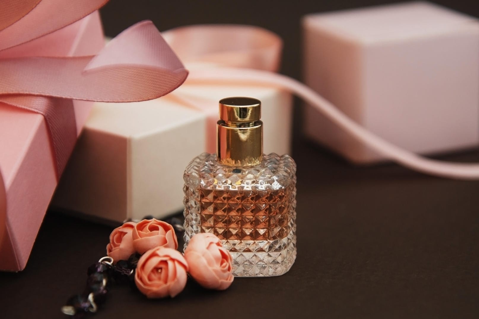 Sorgt für viel Freude: Ein beliebter Damenduft als schönes Valentinstagsgeschenk.