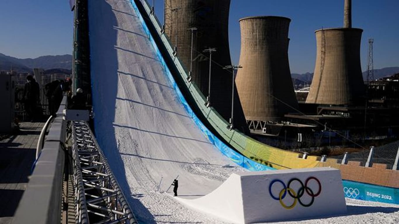 Das Big-Air-Stadion wurde auf dem Gelände einer früheren Stahlhütte der Shougang-Gruppe gebaut.