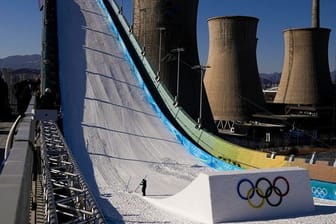 Das Big-Air-Stadion wurde auf dem Gelände einer früheren Stahlhütte der Shougang-Gruppe gebaut.