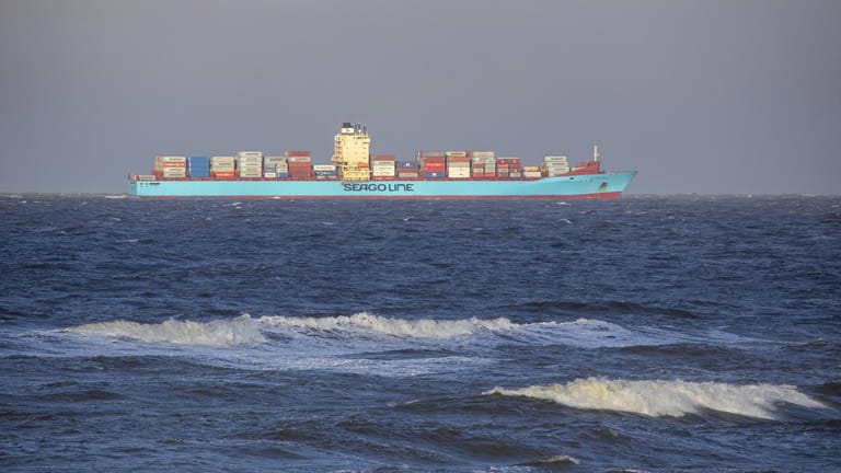 Ein Containerschiff vor der Insel Wangerooge (Archiv).