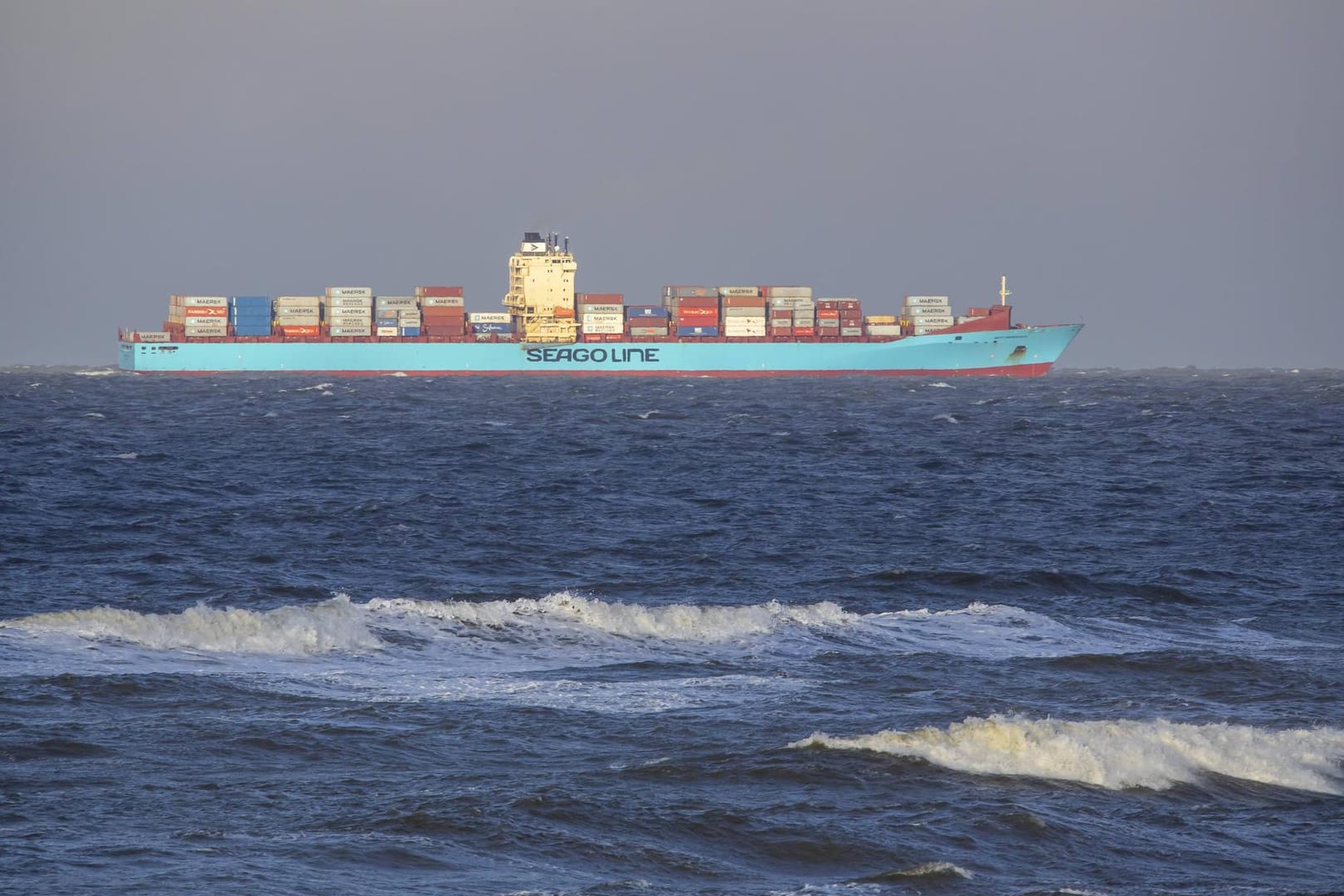 Ein Containerschiff vor der Insel Wangerooge (Archiv).