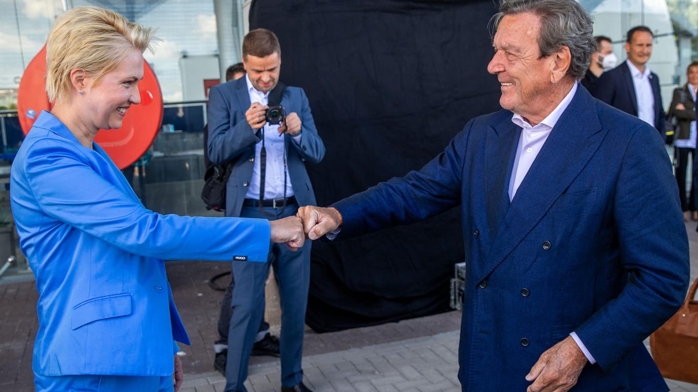 Corona-Handschlag in Rostock-Warnemünde: Schröder und Schwesig riefen gemeinsam die "Wasserstoff-Hanse" ins Leben. Was nach Klimainitiative klang, setzte zentral auf Nord Stream 2.