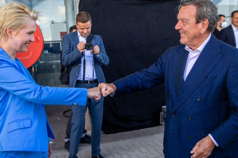 Corona-Handschlag in Rostock-Warnemünde: Schröder und Schwesig riefen gemeinsam die "Wasserstoff-Hanse" ins Leben. Was nach Klimainitiative klang, setzte zentral auf Nord Stream 2.
