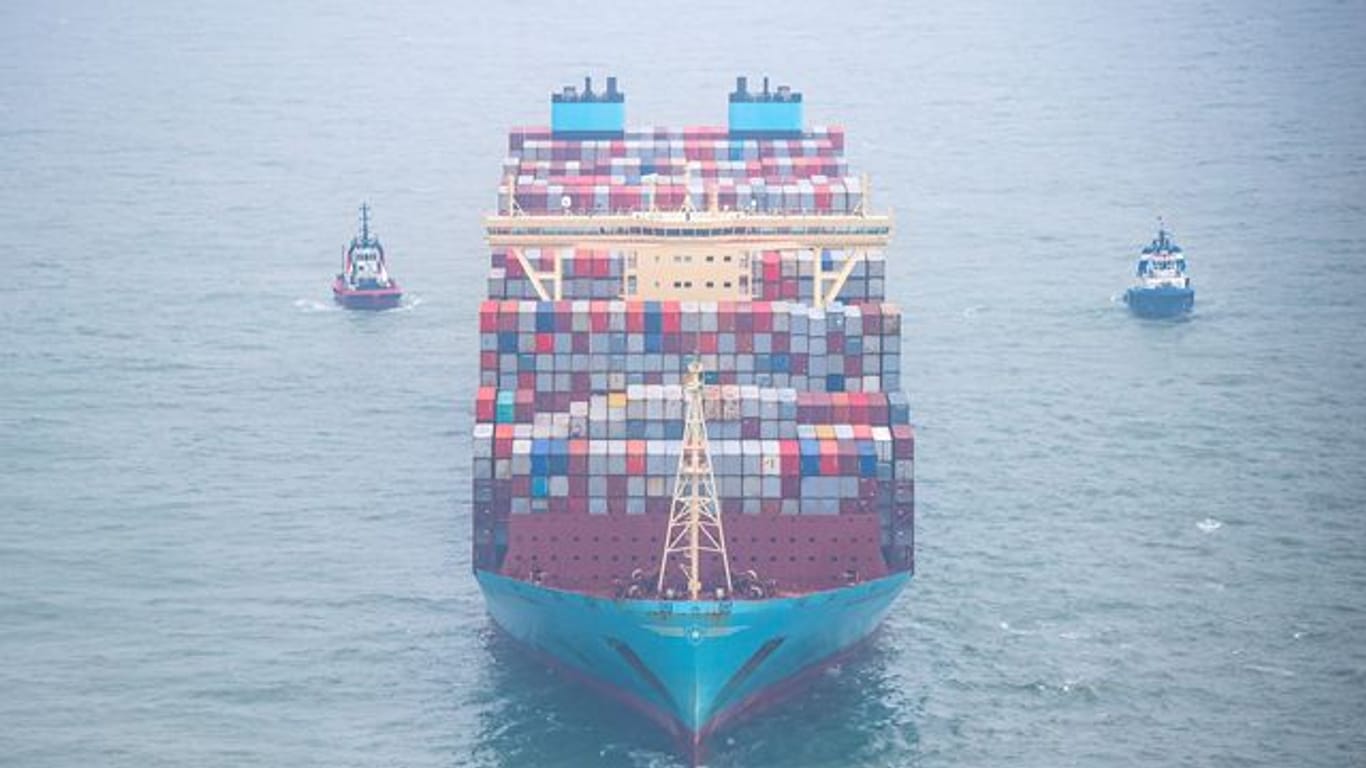 Die "Mumbai Maersk" liegt umringt von Schleppern in der Nordsee.