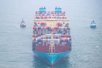 Die "Mumbai Maersk" liegt umringt von Schleppern in der Nordsee.