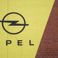 Das Opel-Logo (Symbolbild): Der Autobauer gehört zum Konzern Stellantis und hat seinen Hauptsitz im hessischen Rüsselsheim.