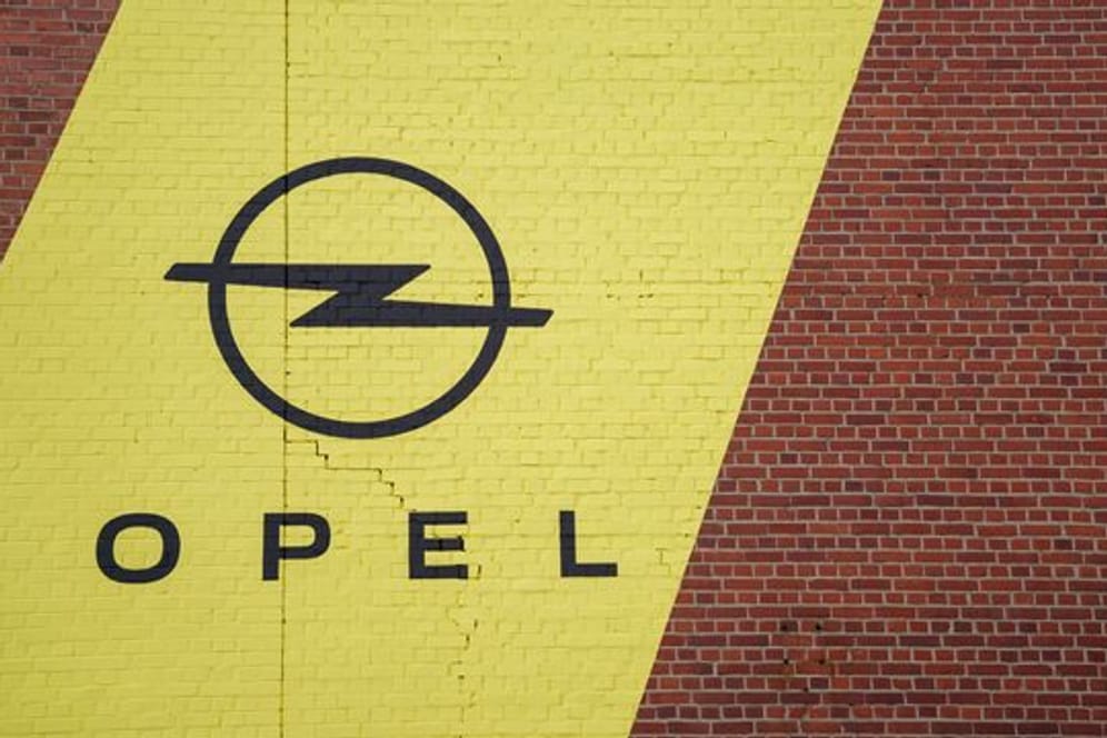 Das Opel-Logo (Symbolbild): Der Autobauer gehört zum Konzern Stellantis und hat seinen Hauptsitz im hessischen Rüsselsheim.