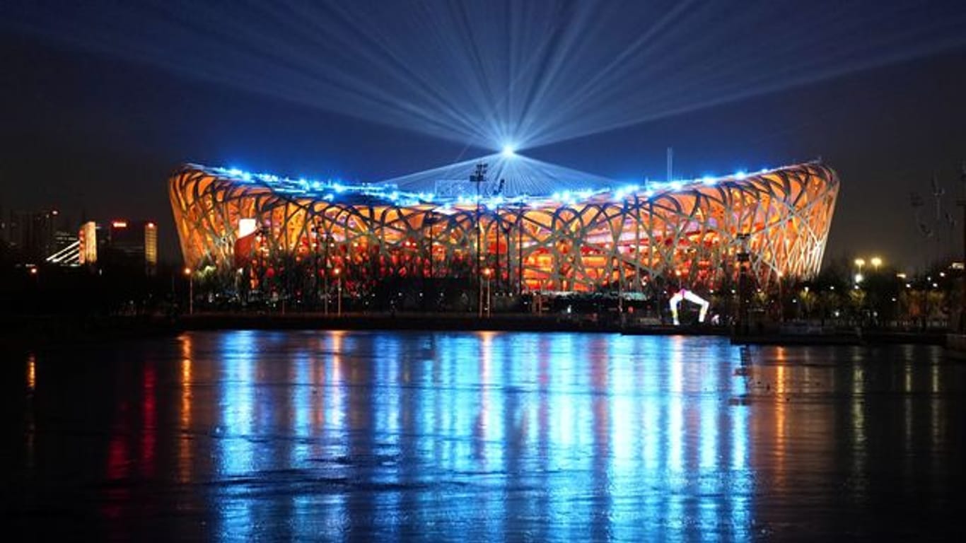 Das Nationalstadion in Peking ist am Abend beleuchtet.