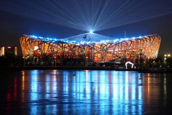 Das Nationalstadion in Peking ist am Abend beleuchtet.