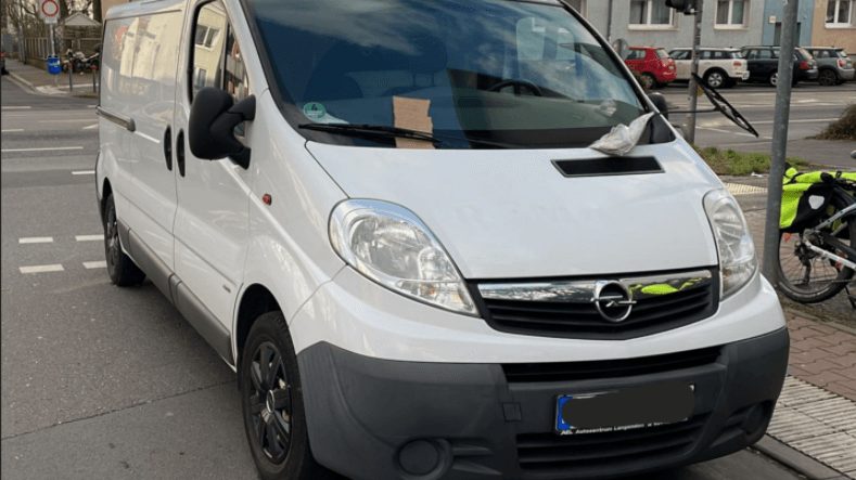 Der falschgeparkte Opel mit den Botschaften unter dem Scheibenwischer: Fahrradstaffel Frankfurt reagiert mit Zettelbotschaft. Der falschgeparkte Opel mit den Botschaften unter dem Scheibenwischer: Fahrradstaffel Frankfurt reagiert mit Zettelbotschaft.